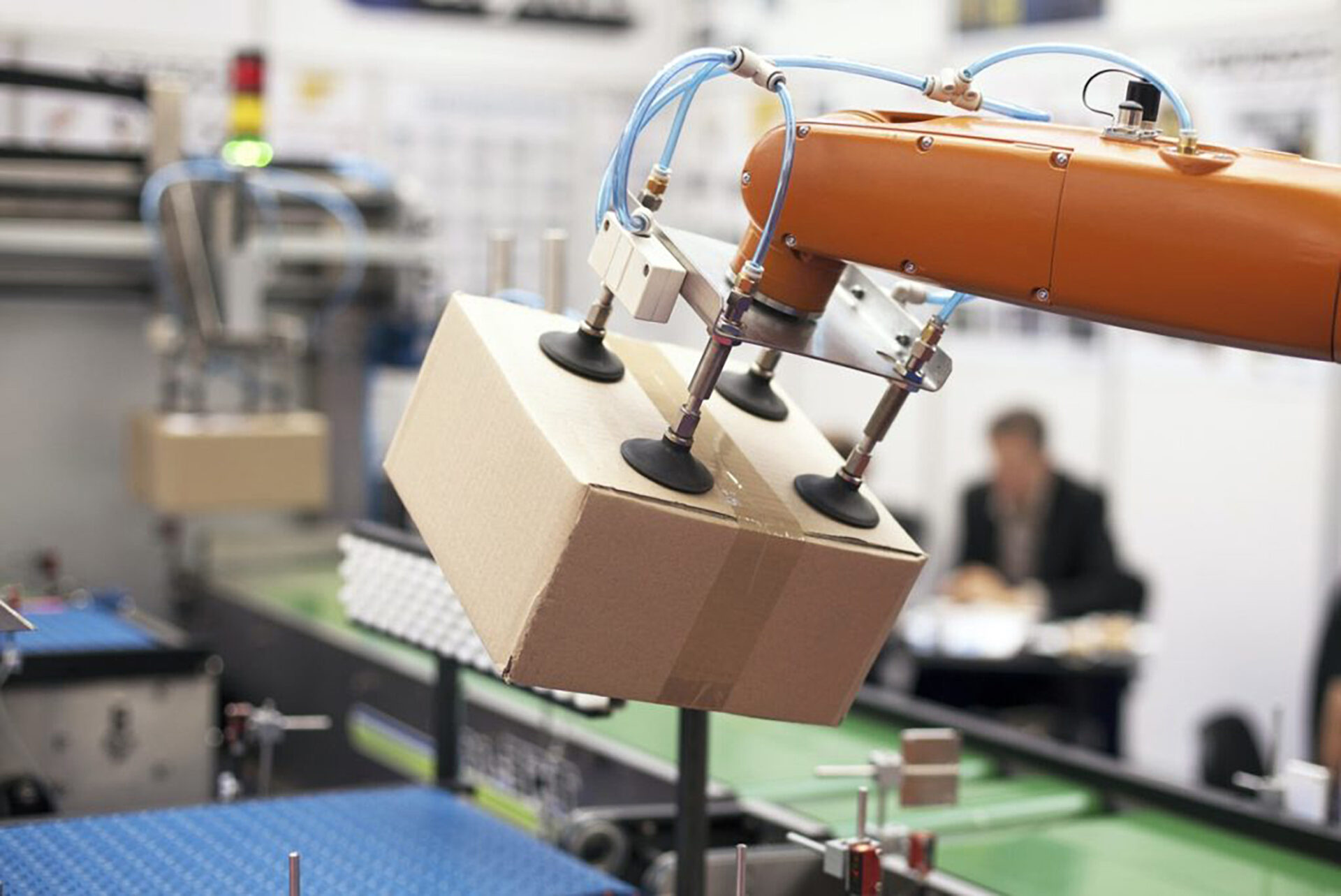 Robot wykonujący pracę za człowieka. Maszyna do przenoszenia paczek na linii produkcyjnej.
