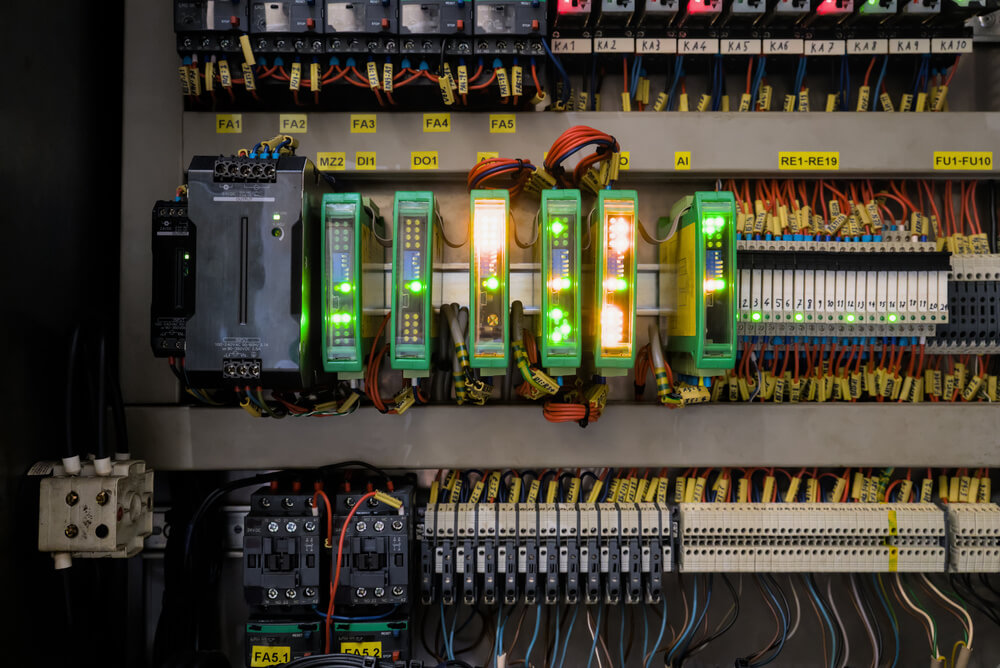 Sterowniki PLC w nowoczesnym przemyśle – dlaczego są podstawą automatyzacji?